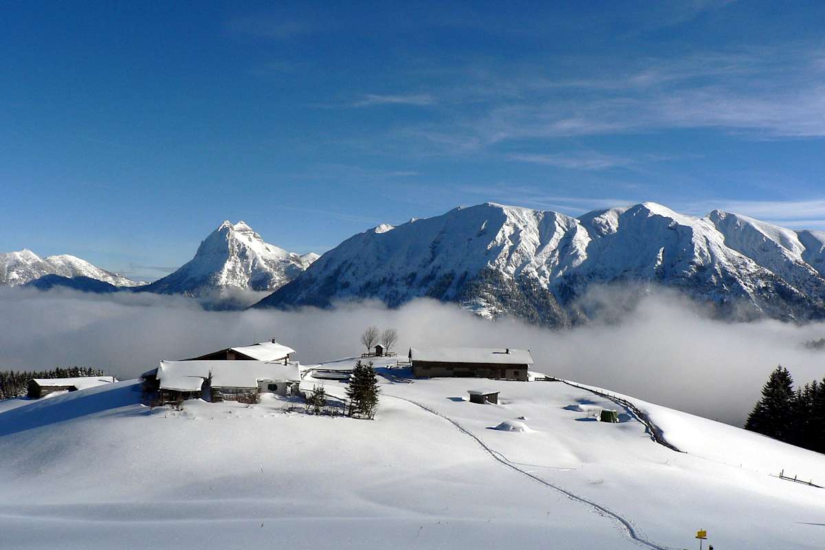 hutten_rund_um_die_falkenmoosalm_im_winter