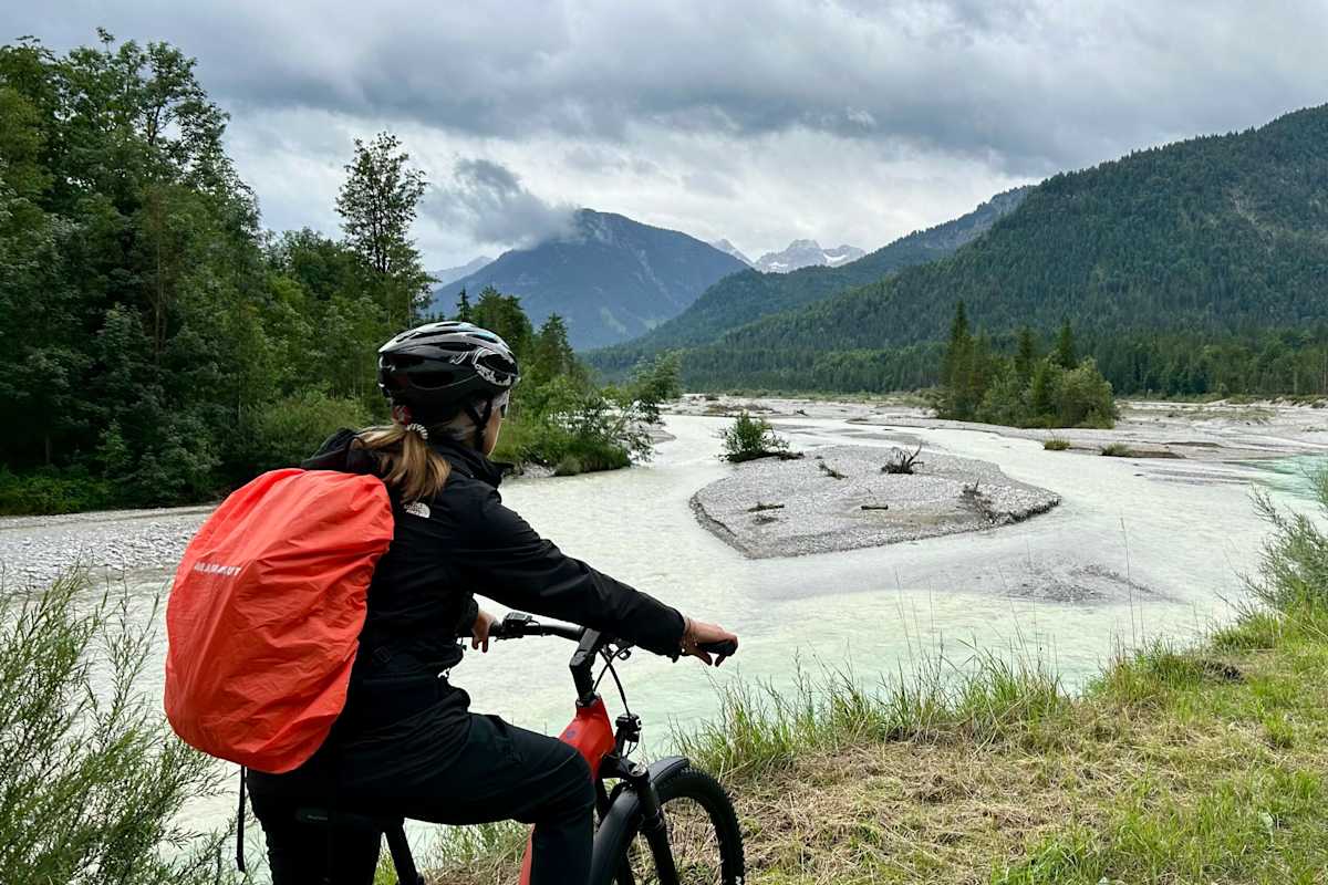 Frau auf Rad vor FLuss