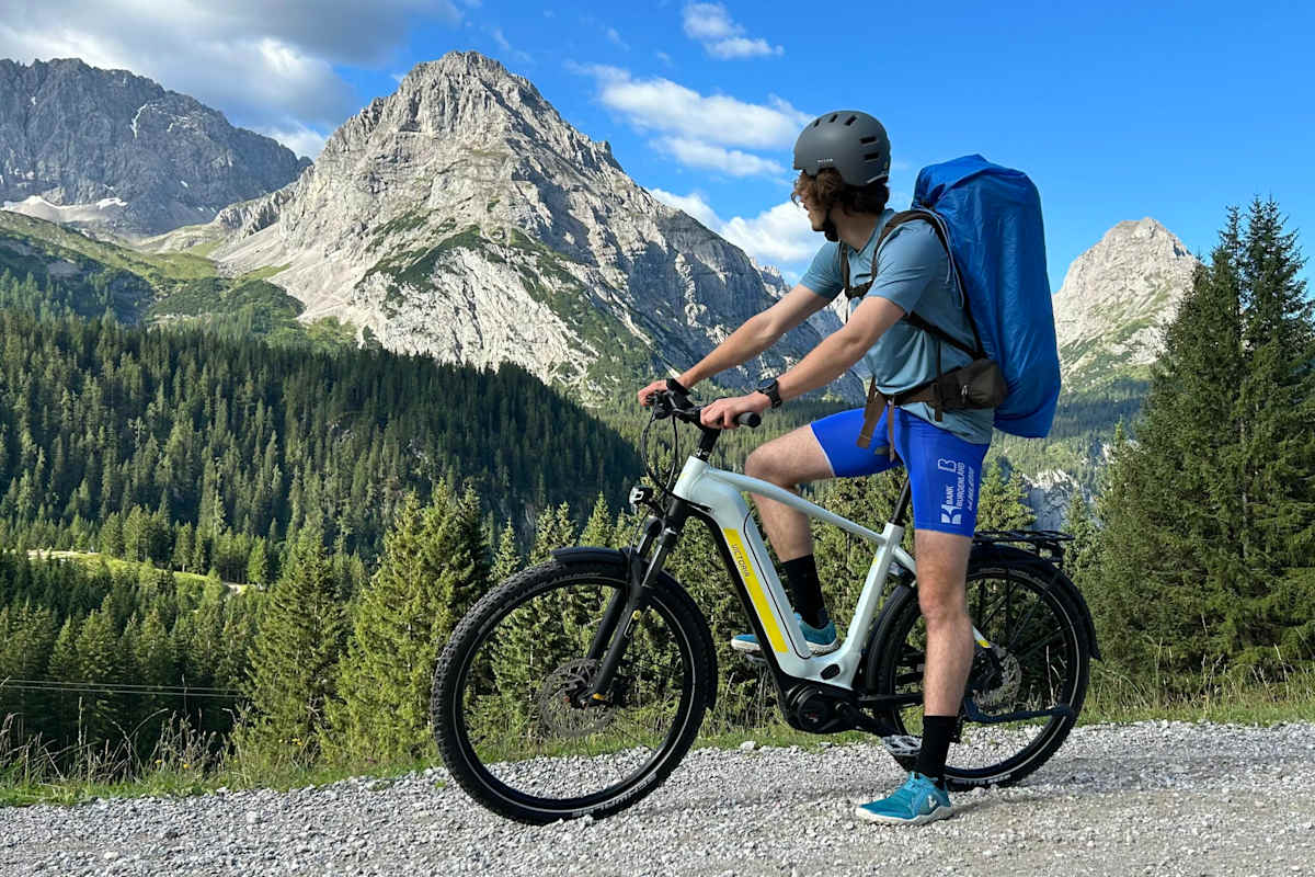 Mensch auf Fahrrad vor Bergpanorama