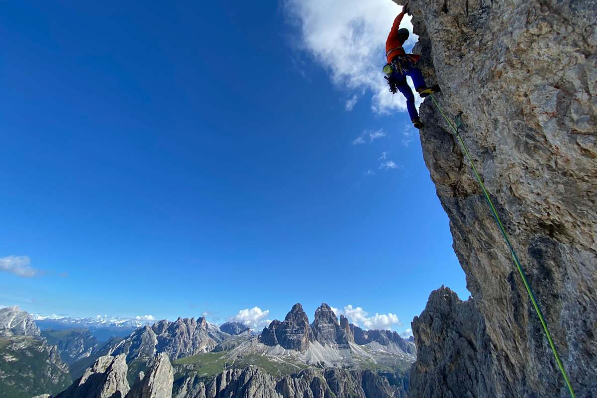 Simon Messner beim Klettern in den Dolomiten