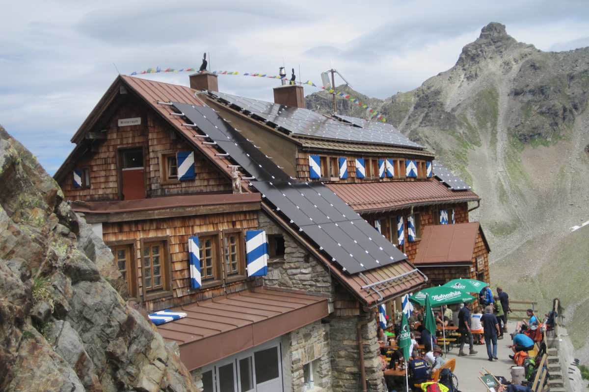 Von der Terrasse der Saarbrücker Hütte aus genießen die Wanderer den Ausblick.