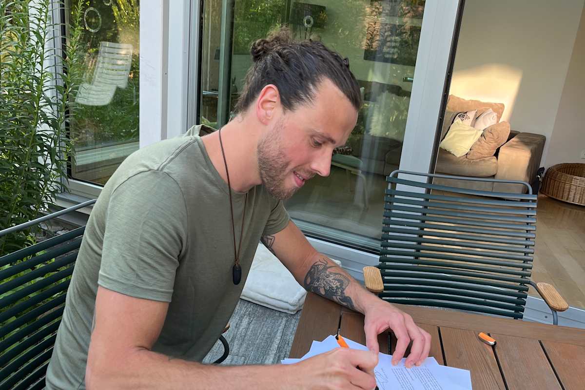 Florian Schmetzer unterschreibt den Pachtvertrag.