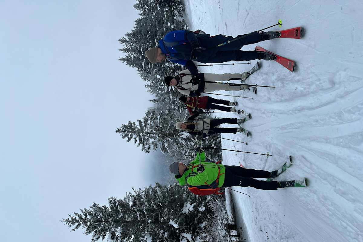 Heinz Pfeffer erklärt die Vorteile von Stöcken beim Skitourengehen