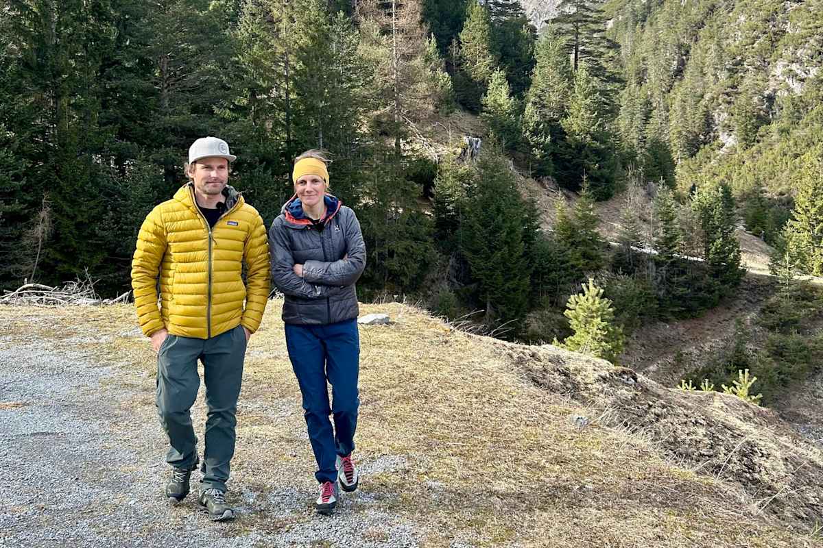 Christoph und Manuela auf dem Parkplatz, von dem aus die meisten Besucher die Wanderung zur Steinseehütte beginnen.