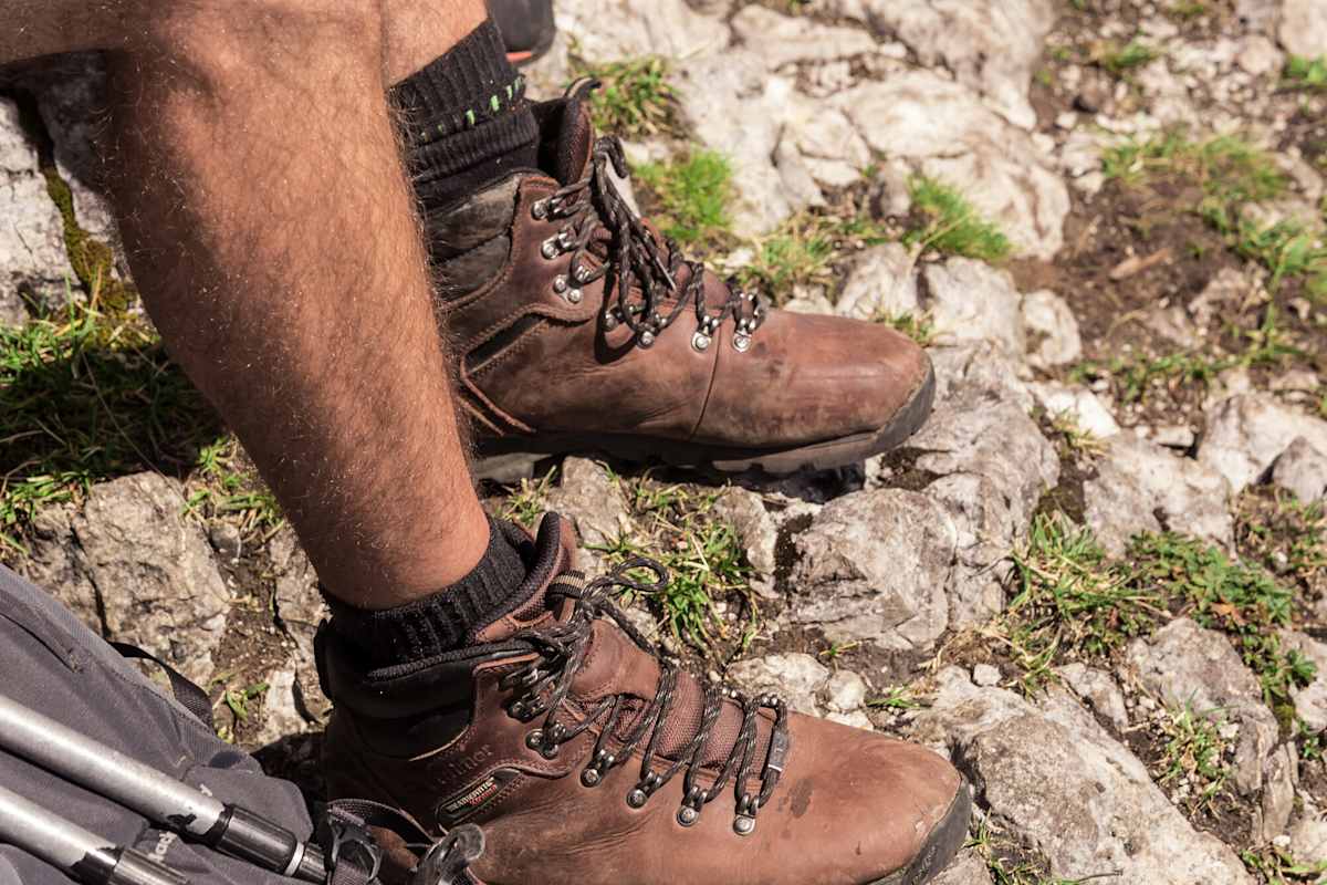Berg- und Wanderschuhe sind robuster und haben einen höheren Schaft als Trailrunningschuhe