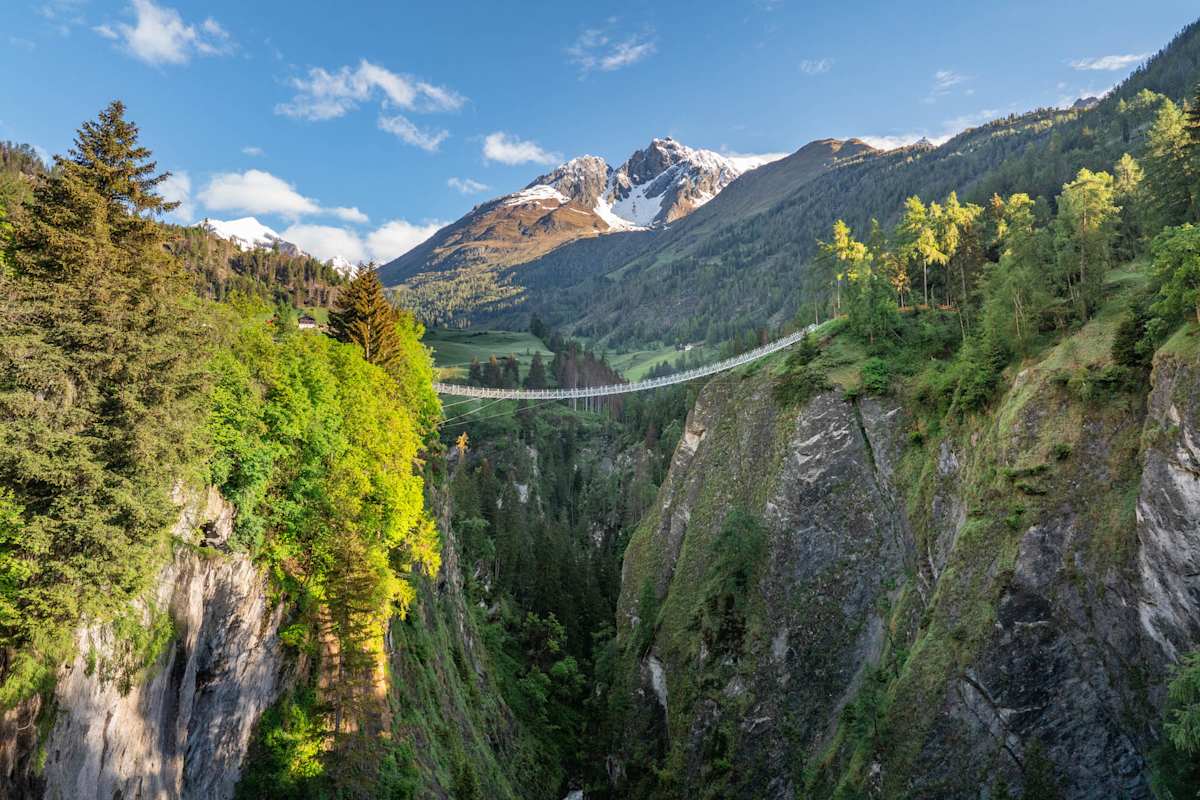Mutige Abenteurer werden auf der Iselbrücke mit den schönsten Ausblicken belohnt.
