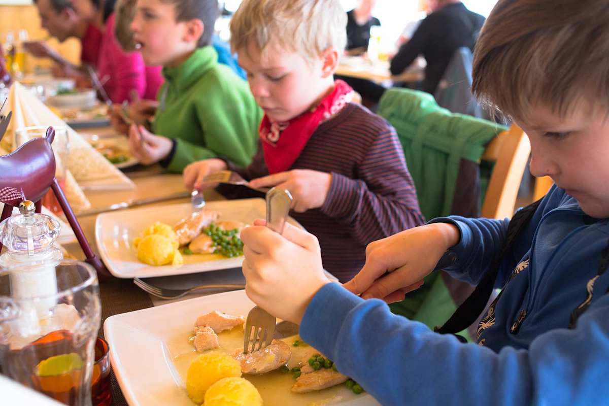 Die Kinder beim wohlverdienten Essen danach.