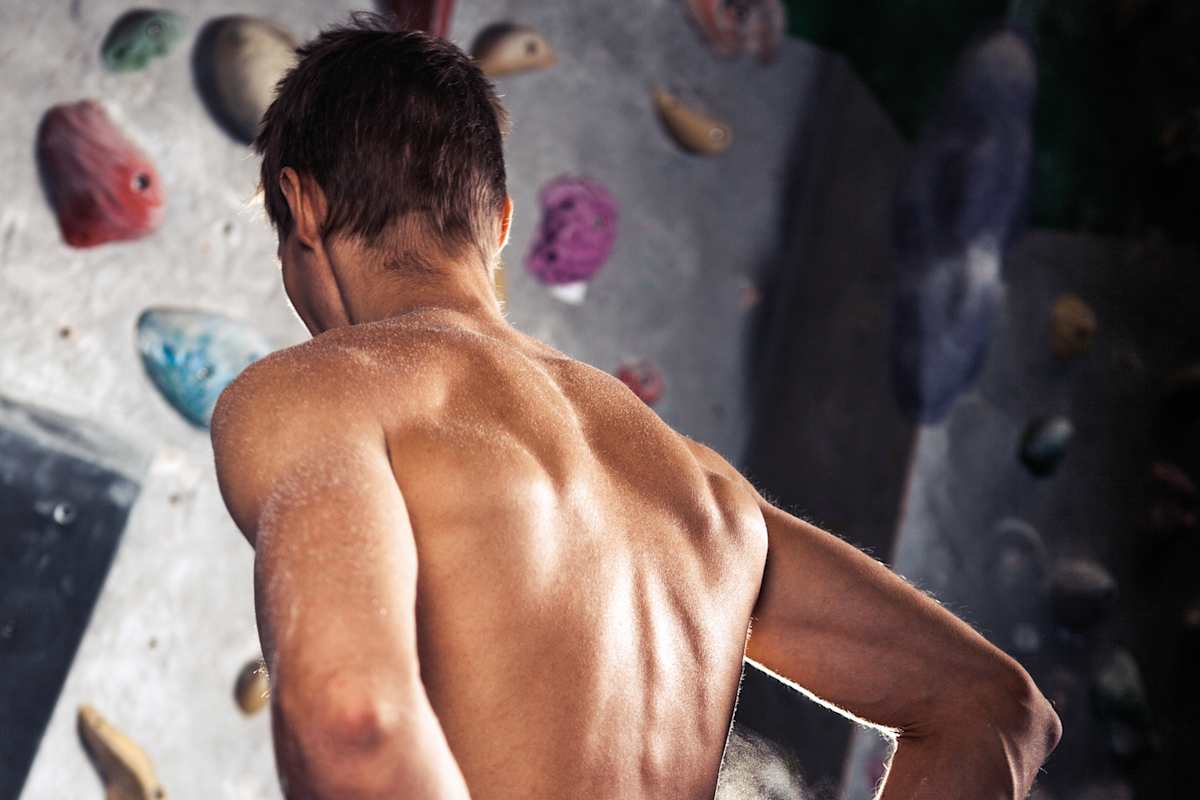 Ein schöner Rücken kann auch entzücken: Boulderer in der Halle