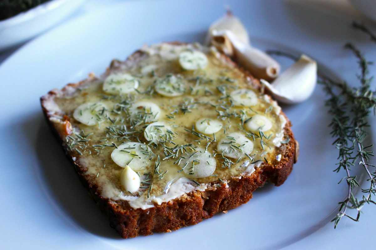 Kraft-Brot mit Honig, Knoblauch und Thymian