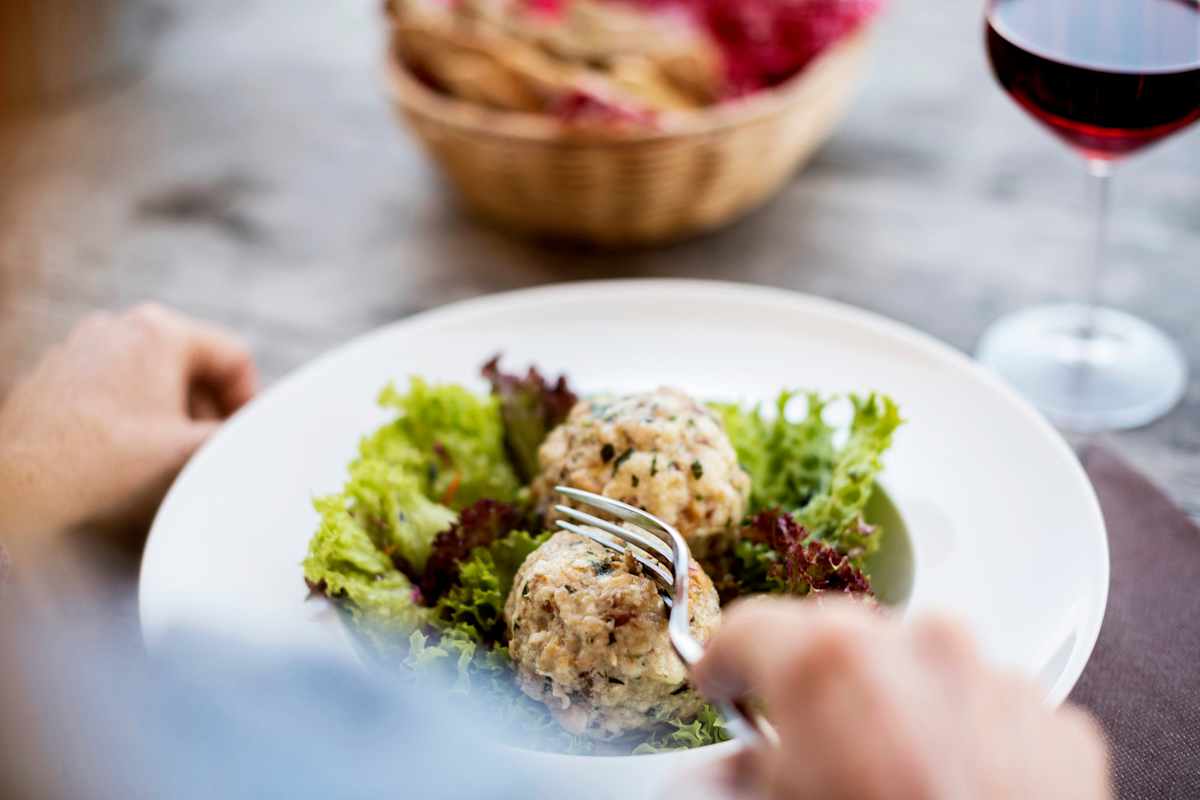 Speckknödel und Rotwein – eine unschlagbare Kombination