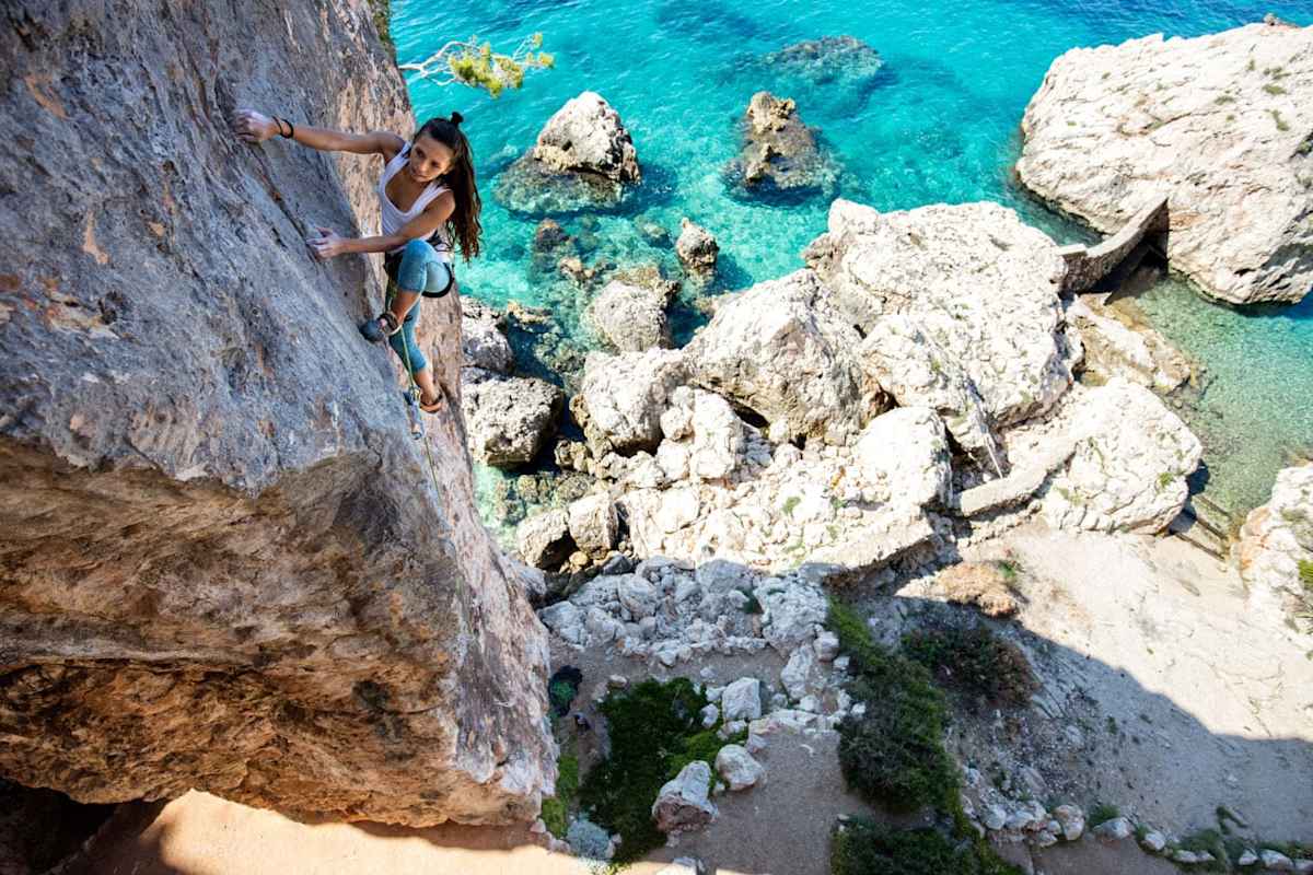 Marcela in der Route „Edge West“ (6c) in der Cliff Base auf Hvar in Kroatien