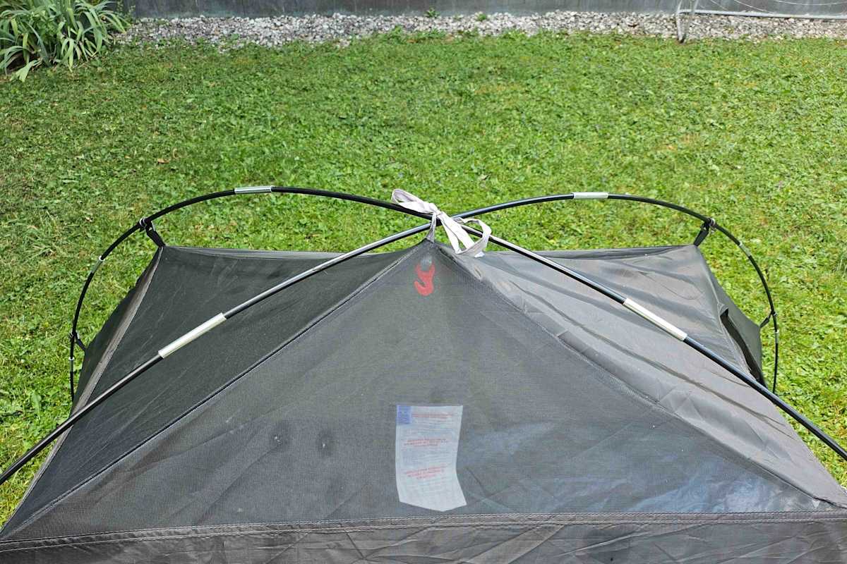 Kuppelzelte bestehen aus zwei sich kreuzenden Stangen. So stehen sie auch ohne abgespannt zu werden, was sie optimal für felsigen Untergrund macht