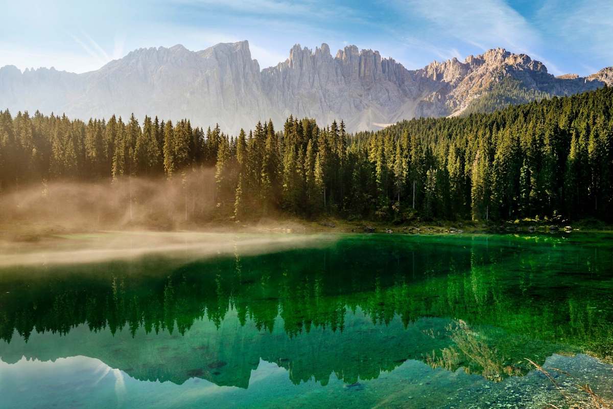 Die Dolomiten spiegeln sich im mystischen Karersee