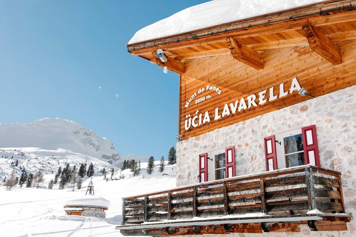 Die Lavarellahütte an einen Wintertag wie aus dem Bilderbuch