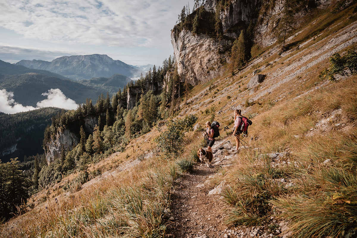 Zwei Wanderer mit Hund bei einer herbstlichen Wanderung im Toten Gebirge