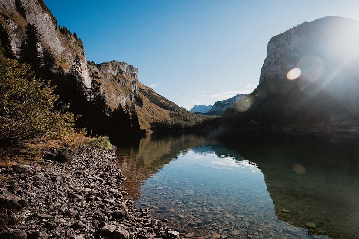 Der vordere Lahngangsee im Licht der Herbstsonne, flankiert von steil aufragenden Gipfeln des Toten Gebirges.