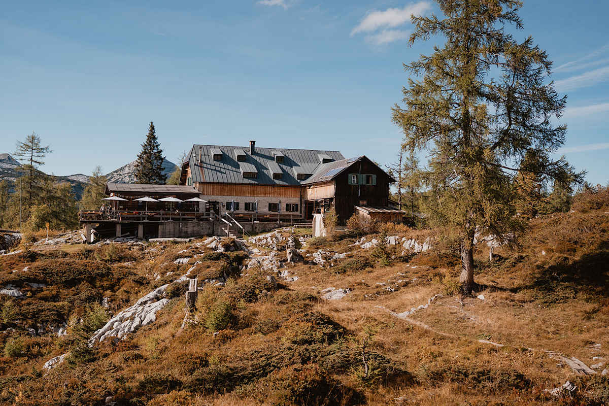Das Albert-Appel-Haus auf 1.638 Meter Seehöhe im Licht der warmen Herbstsonne.