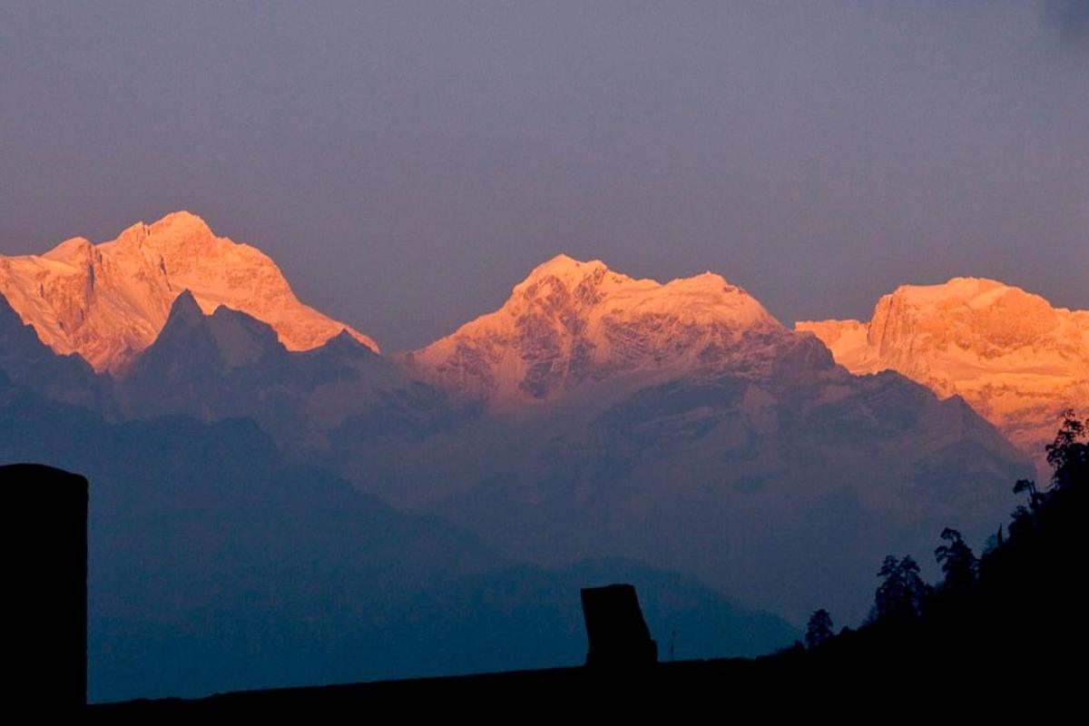 manaslu_8163_m_thulagi_chuli_7056_m_und_ngadi_chuli_7871_by_rupert_pupkin_wikicommons
