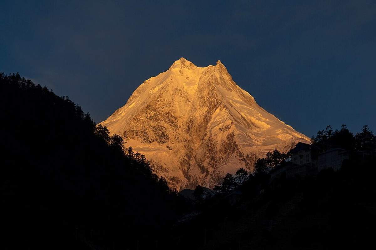 manaslu_south_east_niroj_sedhai_wikicommons