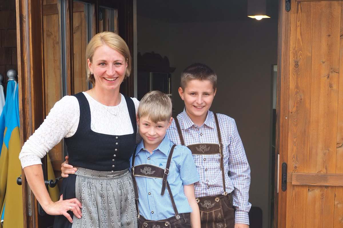 Die Hüttenwirtin Martina mit ihren Kindern Markus und Florian