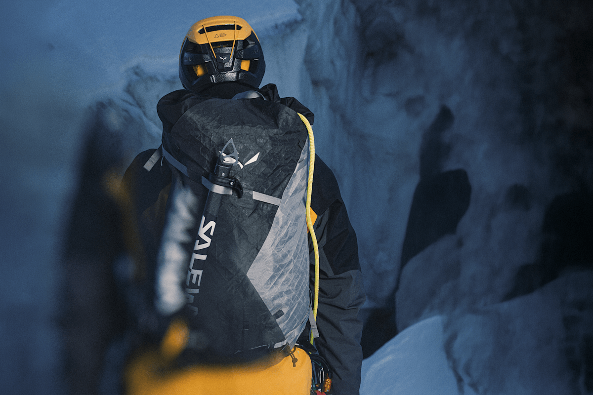 Salewa Kollektion am Berg in Gelb und Grau Schwarz