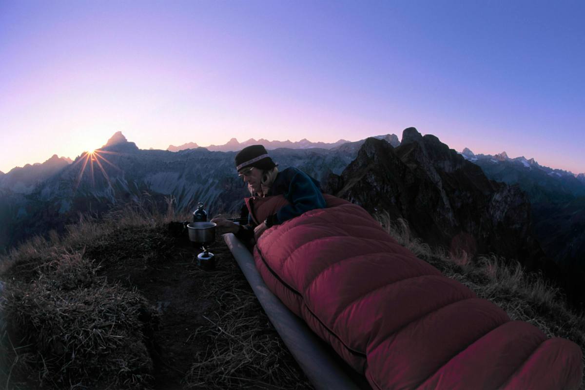 Sonnenuntergang am Berg: Ein Bett mit Aussicht