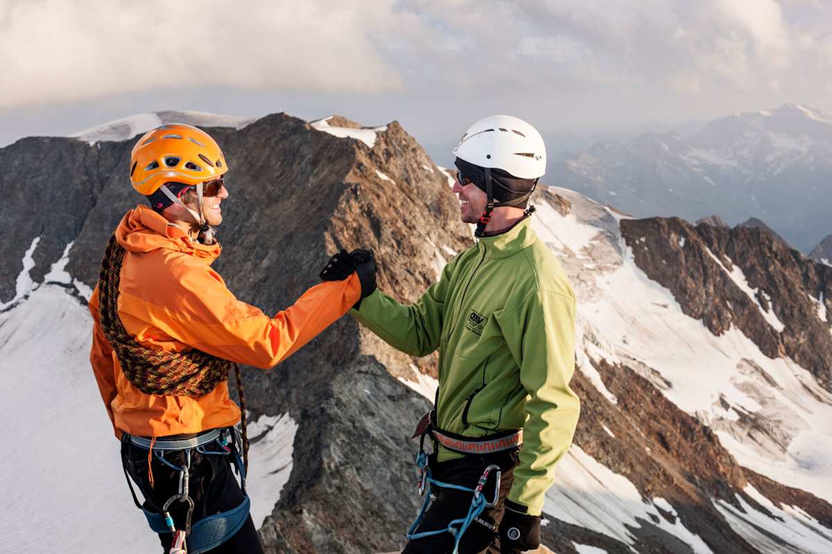 Der obligatorische Handshake am Gipfel des Wilden Pfaff in den Stubaier Alpen