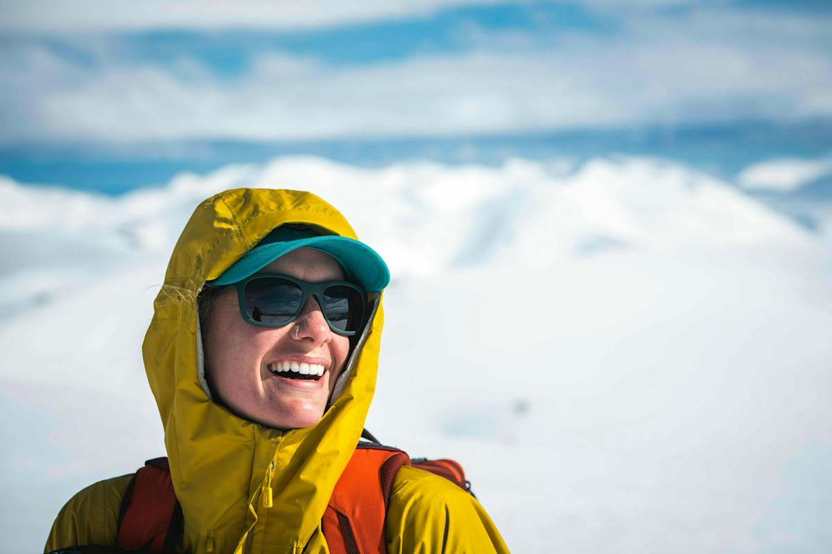 Sonnenschutz am Berg: Eine auf den Seiten eng anliegende Sonnenbrille ist im vergletscherten Hochgebirge ein Muss!