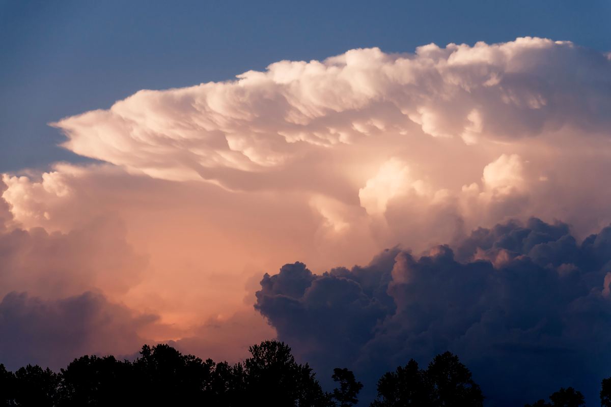 Ambossförmige Gewitterwolke am Himmel
