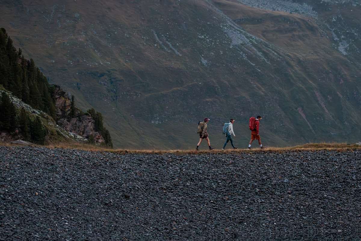 Zwei Männer und eine Frau sind mit dem LOWA® EXPLORER GTX auf Tour.