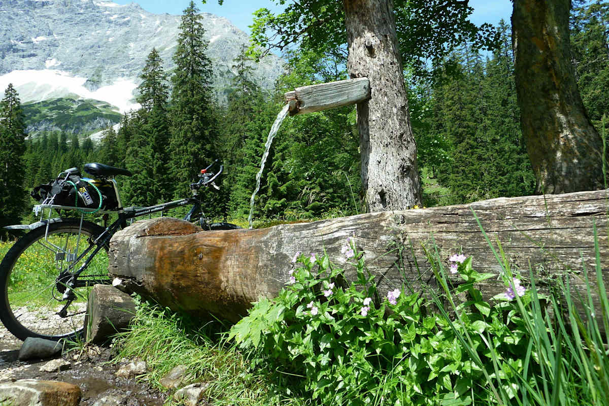 Am Kleinen Ahornboden lädt ein schöner Brunnen zur Rast ein.