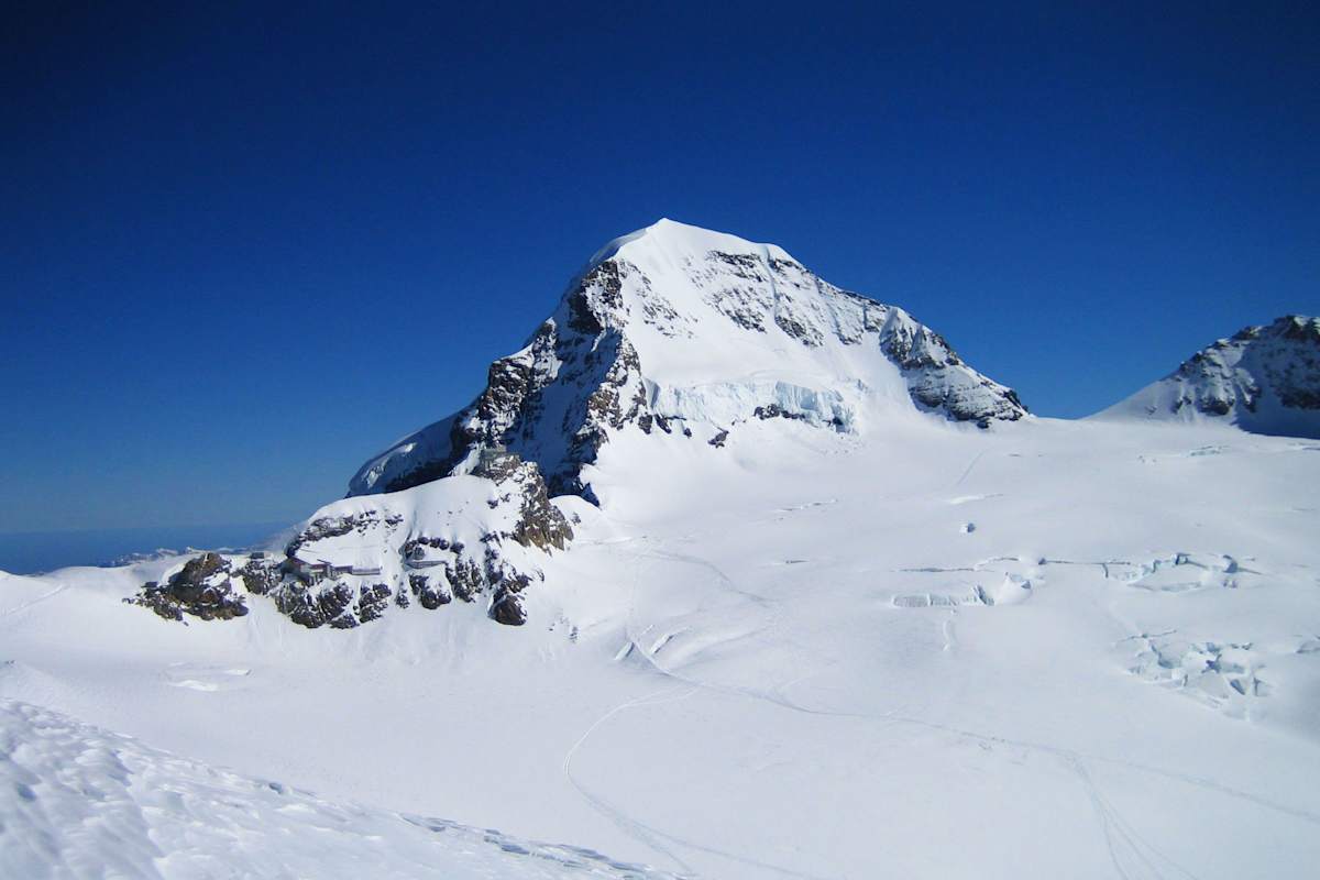 Blick vom Aletschgletscher auf den Mönch in den Berner Alpen