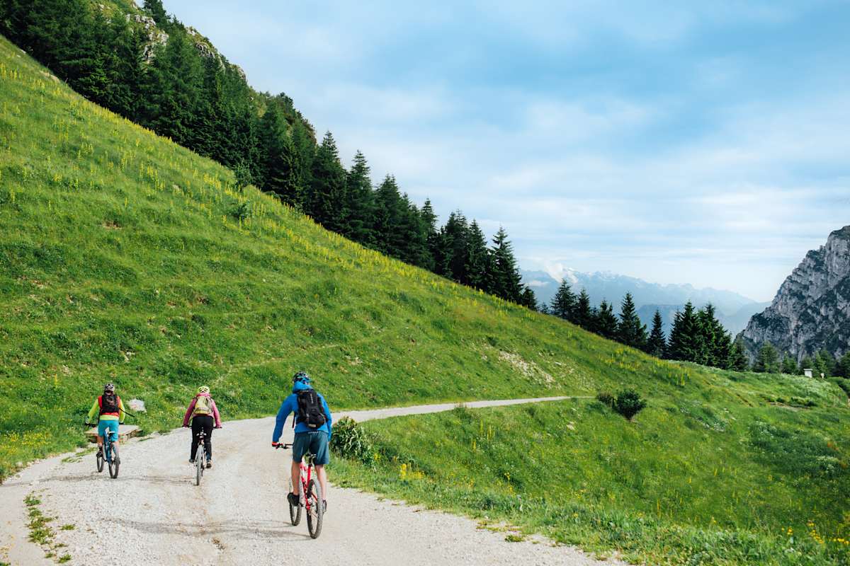 Drei Radfahrer bei der Abfahrt.