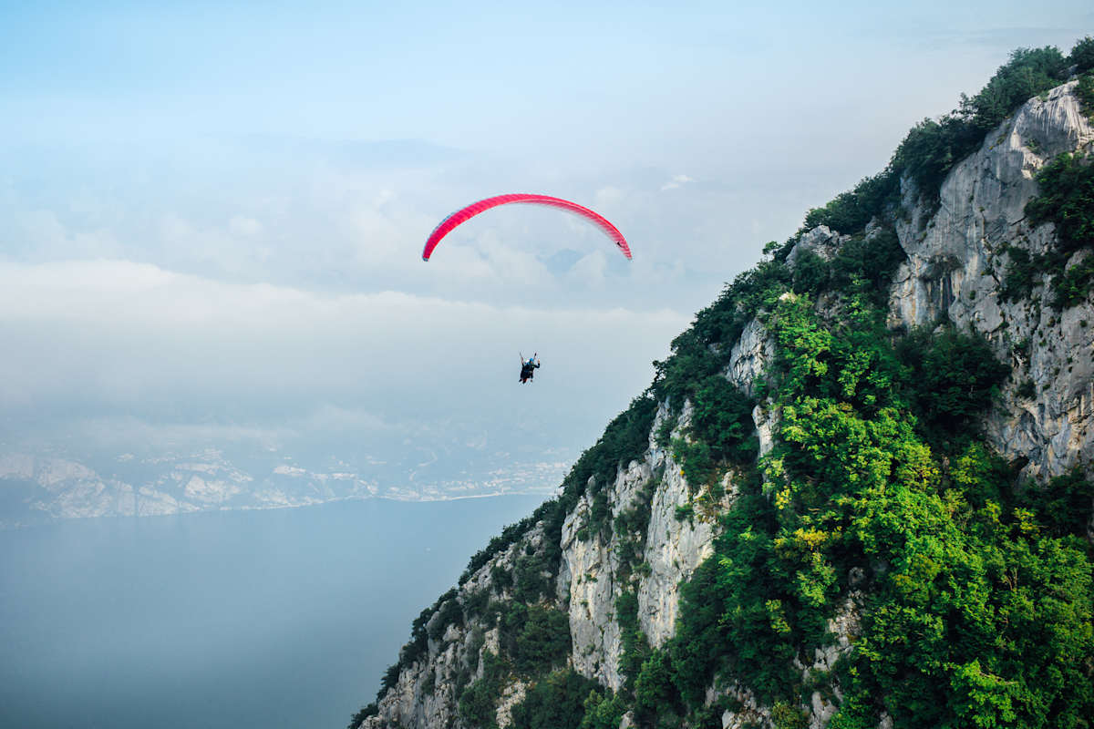 Ein Paragleitflug mit Aussicht auf den Gardasee.