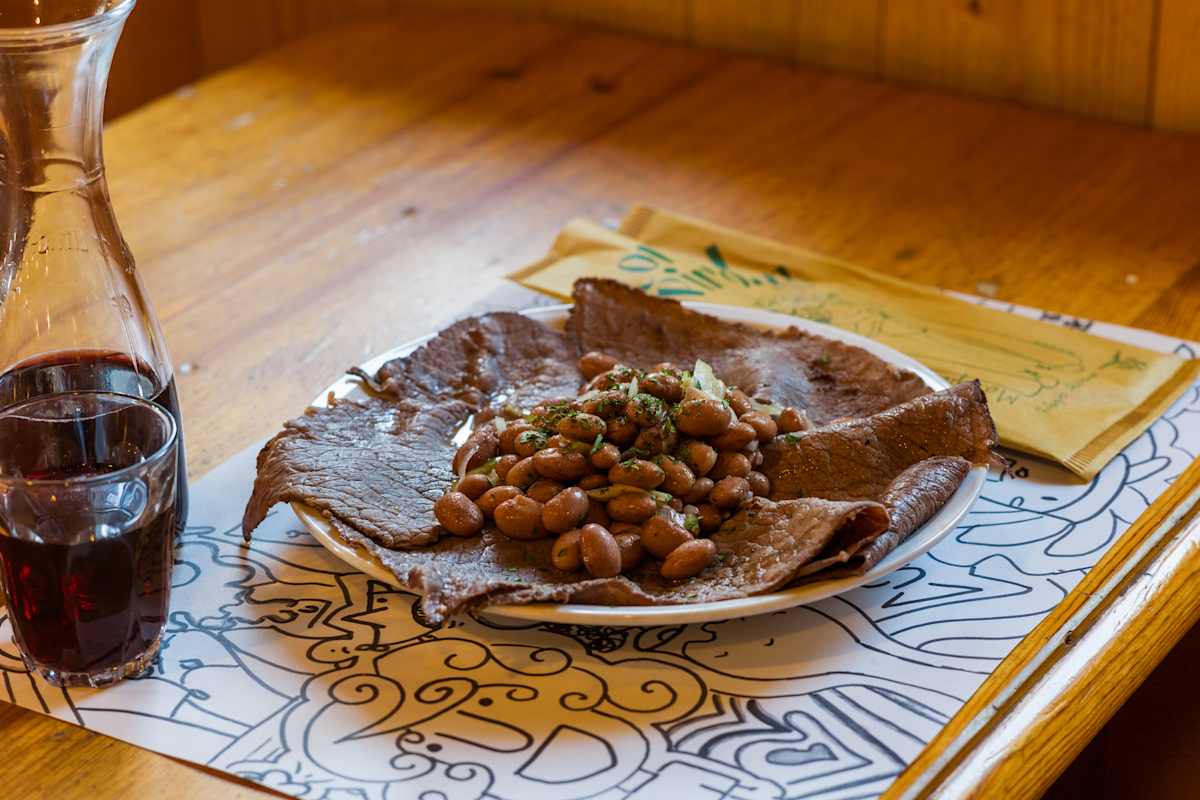 Köstliches Rindfleisch, serviert mit Bohnen.