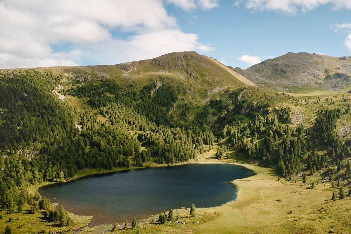 Umgeben von der unberührter Murtaler Natur liegt der Winterleitensee in den Lavantaler Alpen. Auf der gleichnamigen Hütte kocht derweilen Hüttenwirt Andreas für seine Gäste auf.