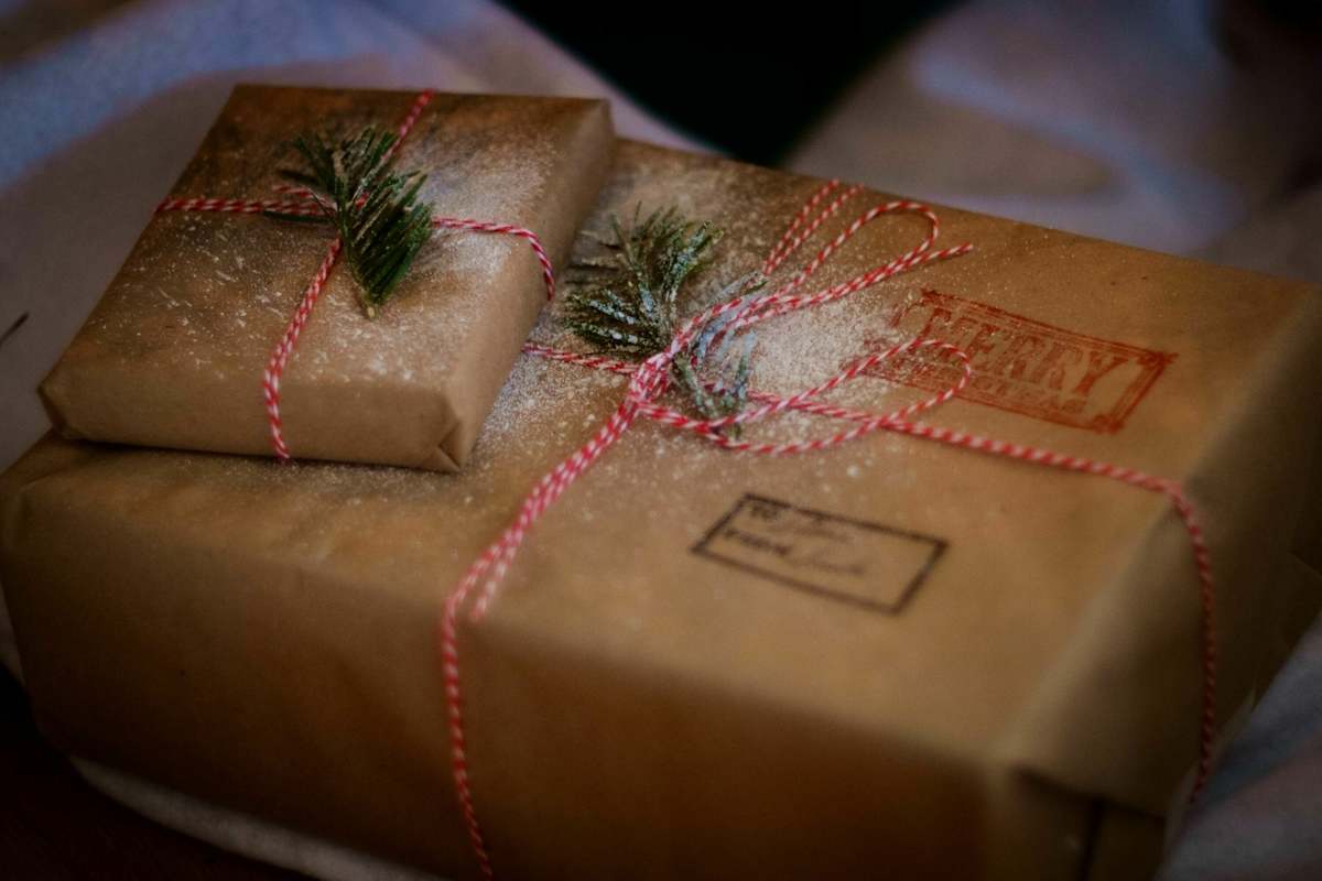 Auch mit einfachem, braunen Packpapier kann man Geschenke kreativ verpacken.