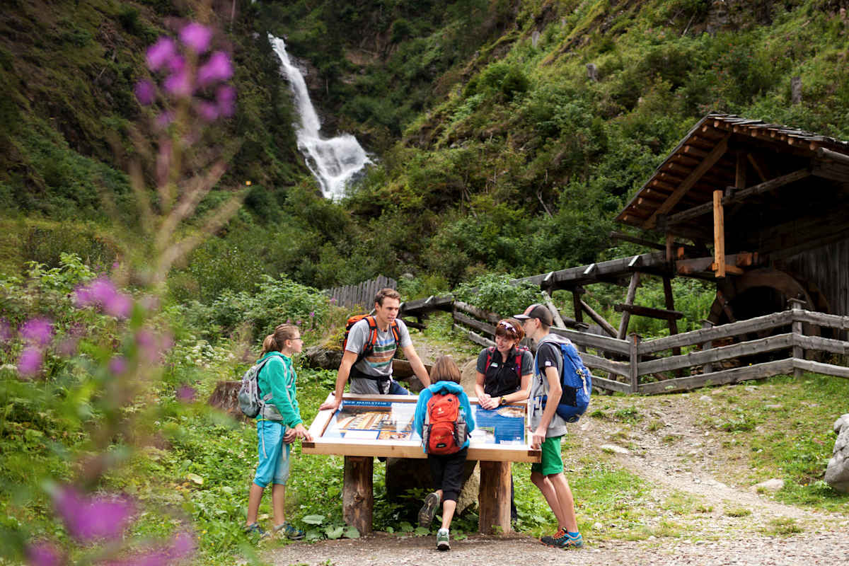 Nationalpark Hohe Tauern: Nationalpark-Ranger am Wassererlebnisweg im Defereggental in Osttirol
