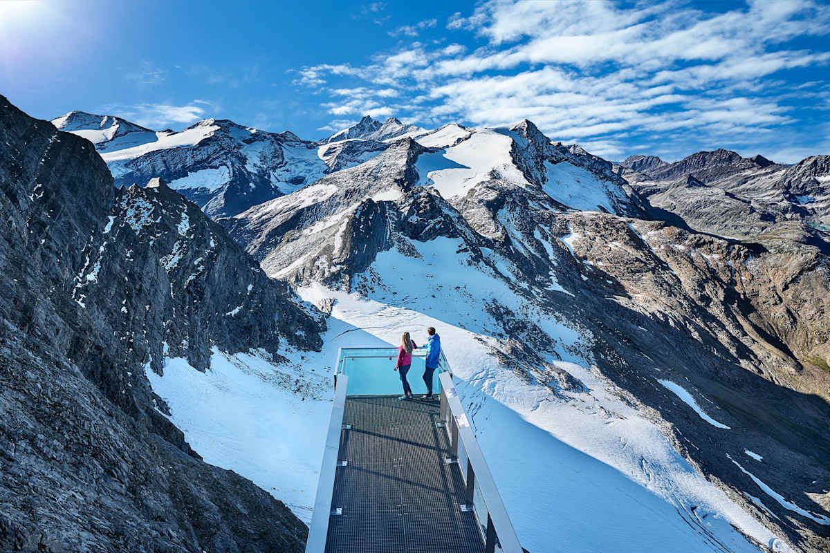 Auf der Aussichtsplattform „Nationalpark Gallery“ genießt man einen wunderbaren Blick über die Gipfel der Hohen Tauern.