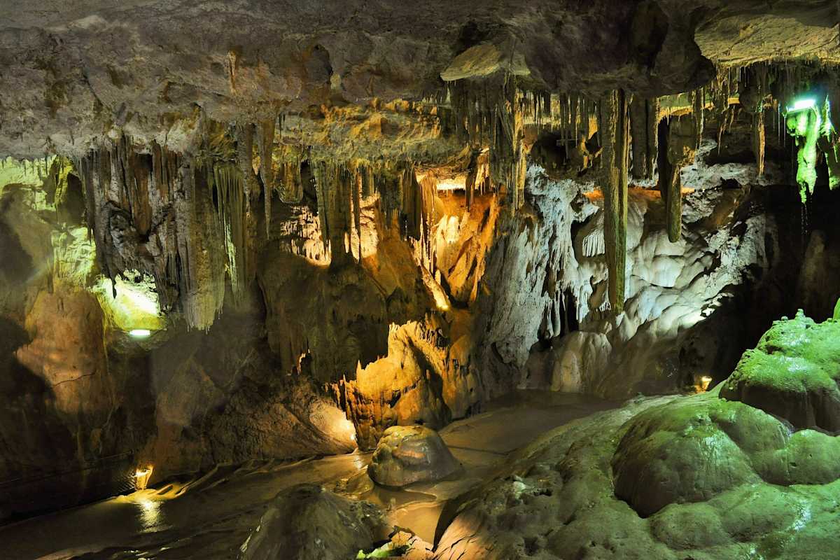 Beleuchtete Tropfsteine in einer Schauhöhle