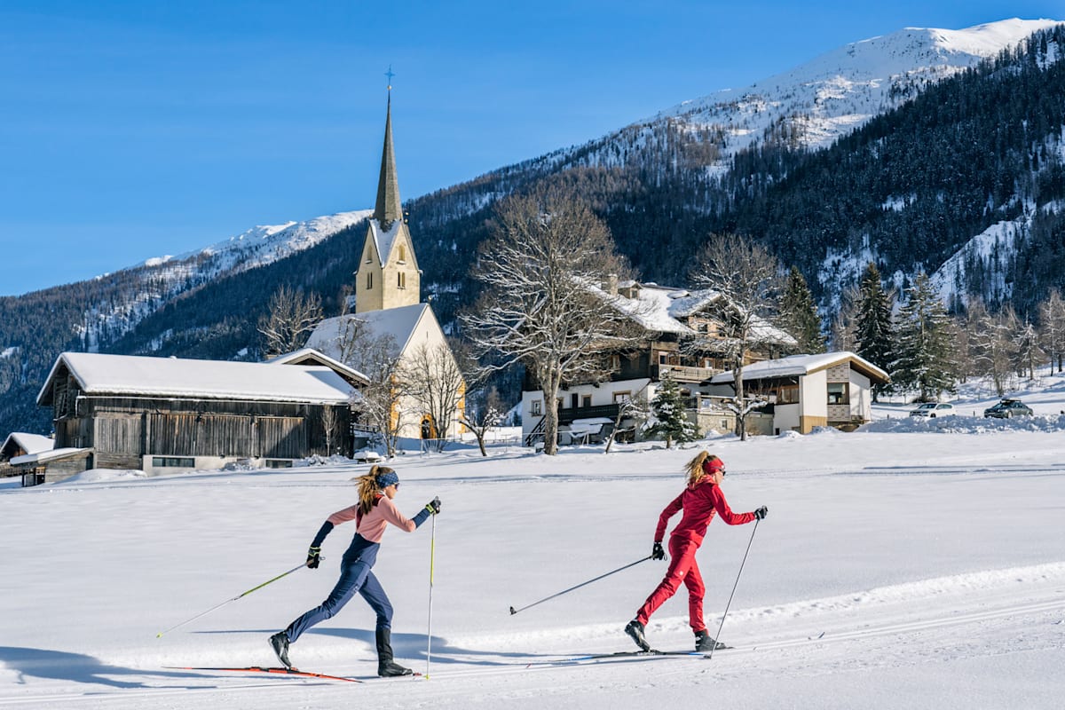 In Osttirol gibt es zahlreiche Langlaufschulen, wo du lernst, wie im Bild über die Loipen zu gleiten