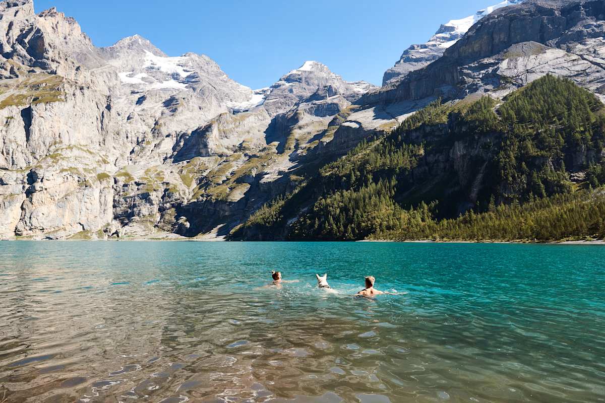 Wandern im August, Badende im Oeschinensee