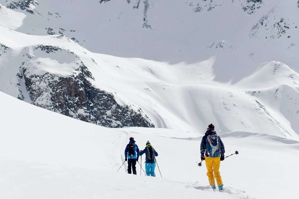 Die Skitourengruppe beim Aufstieg, dahinter der Gipfel des Glödis