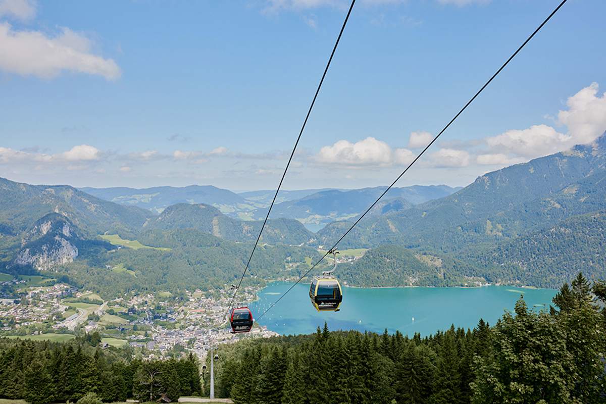 Seilbahn auf das Zwölferhorn mit Blick auf den Wolfgangsee im Salzkammergut