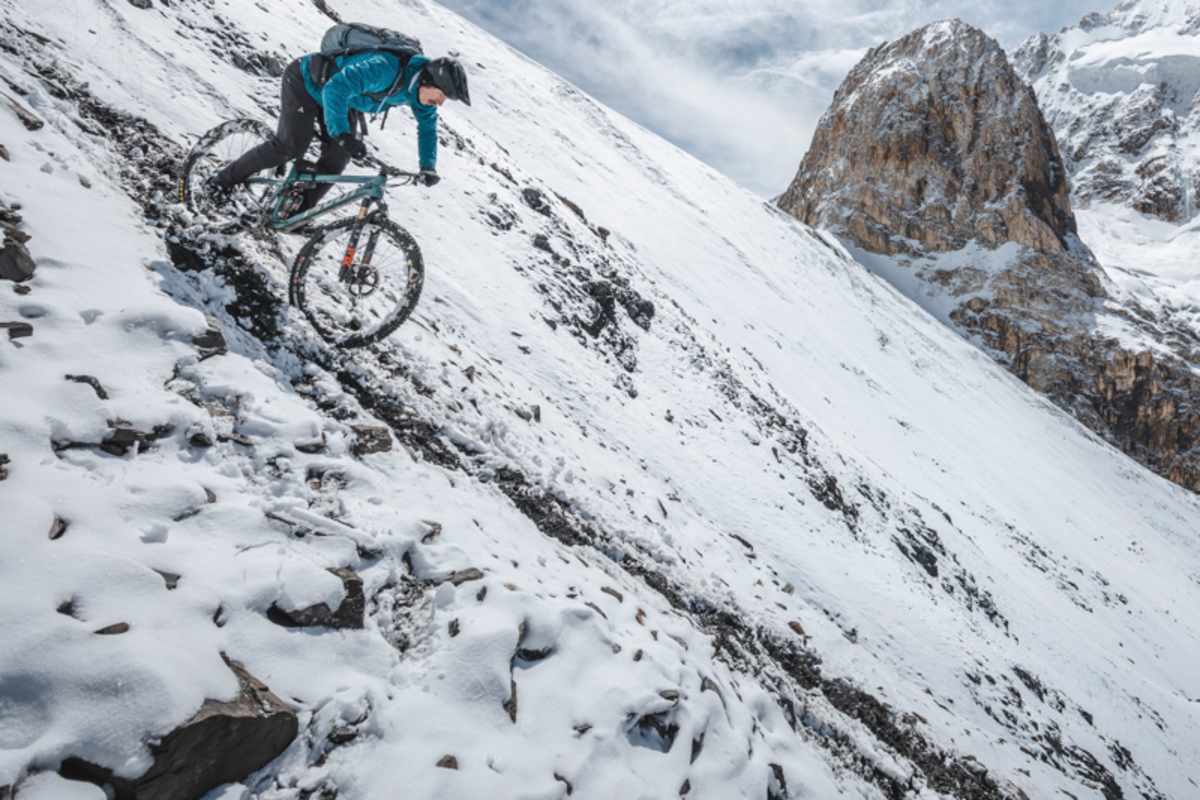 Zwei Freunde, zwei Bikes, ein Ziel: Abenteuer jenseits der Zivilisation.