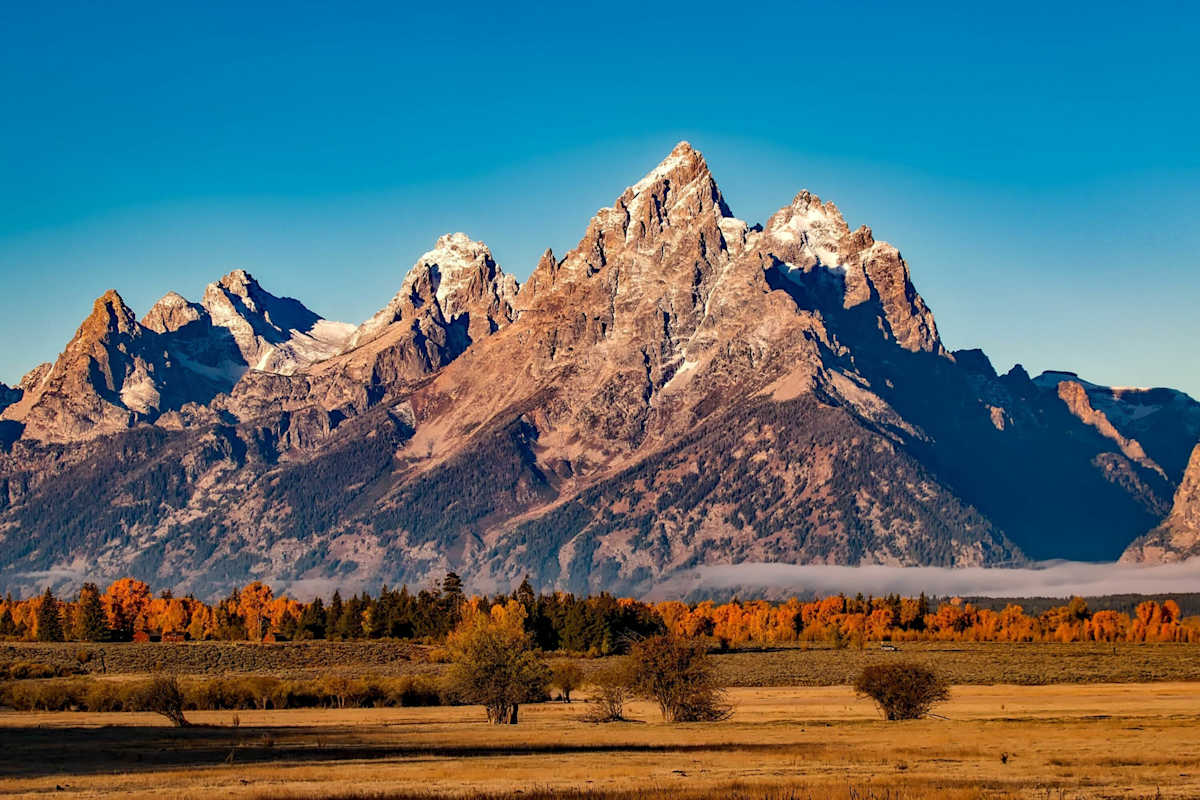 Berg in herbstlicher Landschaft