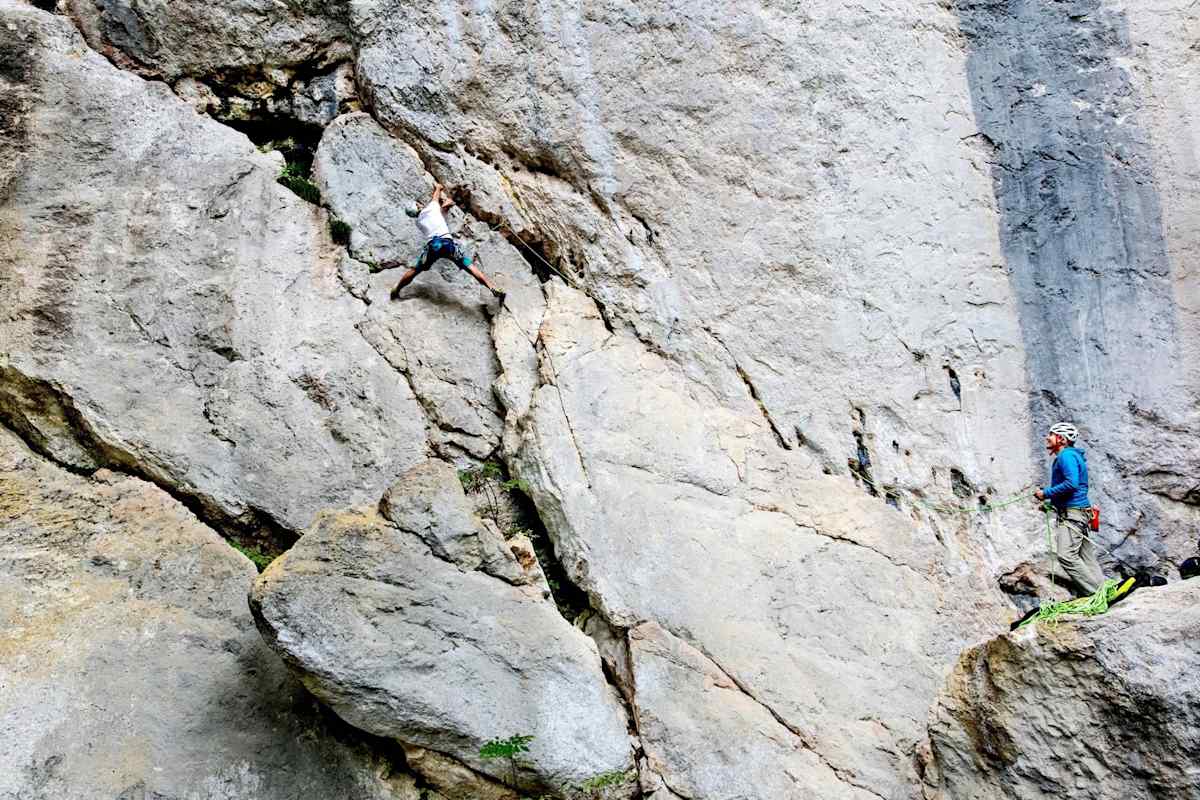 Die steile Wand im Bild ist eine der schwersten Routen am Plombergstein