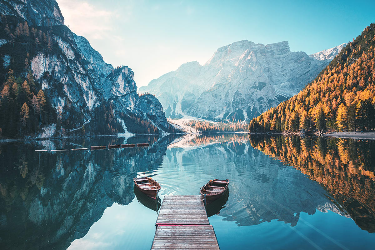 Pragser Wildsee mit Booten und Bergen im Hintergrund