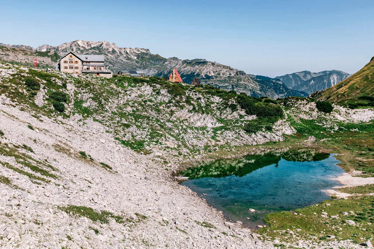 Das Haus neben einem Bergsee.