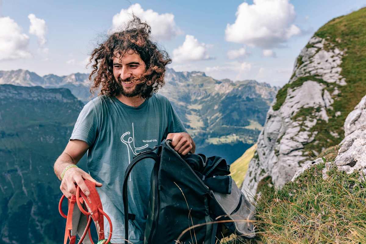 Ein Arbeiter bringt den Wanderweg auf Vordermann.